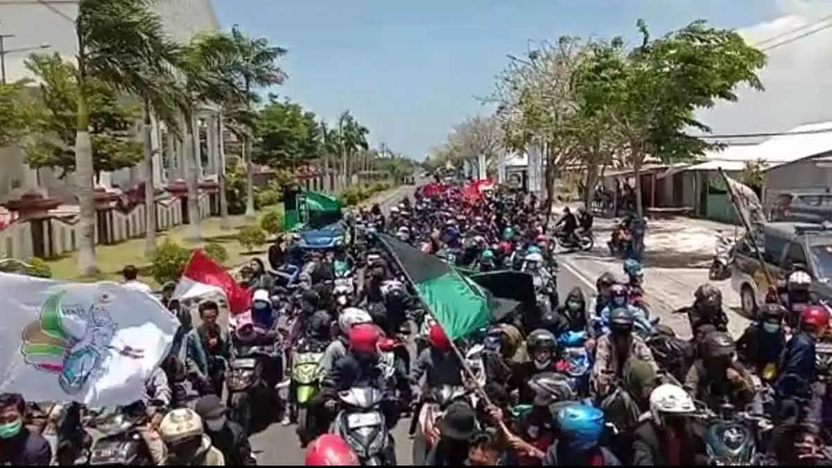 Mahasiswa dari berbagai elemen menuju Suramadu dengan mengendarai motor. Mereka menolak Omnibus Law (M Saed @portalmadura.com)