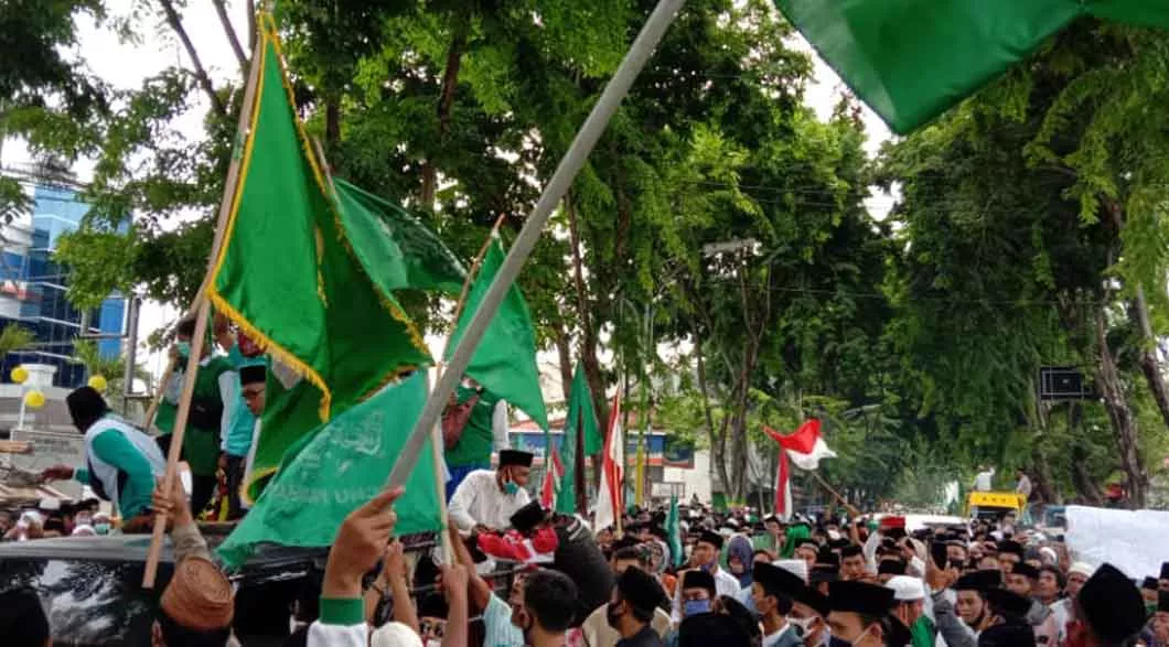 BreakingNews-Ribuan Warga NU Pamekasan Kepung Mapolres (Foto. Marzukiy @portalmadura.com)