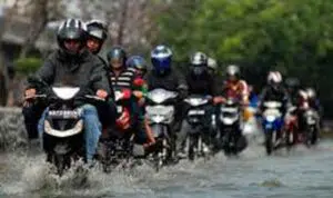 Rawat Motor Saat Musim Hujan dengan 7 Cara Ini