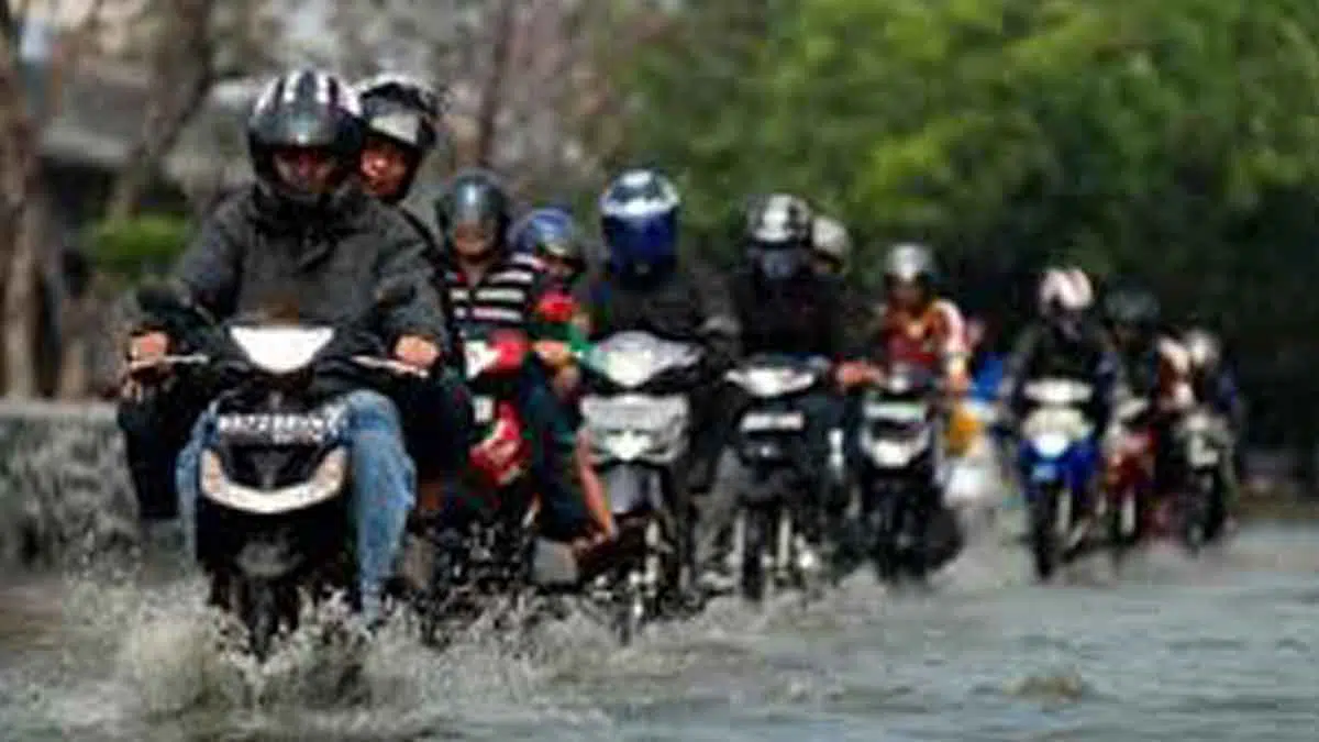 Rawat Motor Saat Musim Hujan dengan 7 Cara Ini