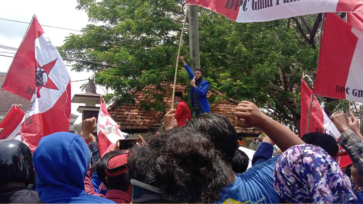 Mahasiswa Pamekasan Desak DPRD Ajukan Yudicial Review UU Cipta Kerja