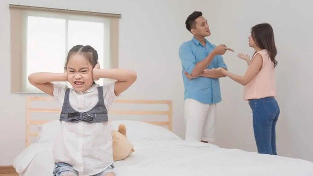 5 Dampak Buruk Bertengkar di Depan Anak