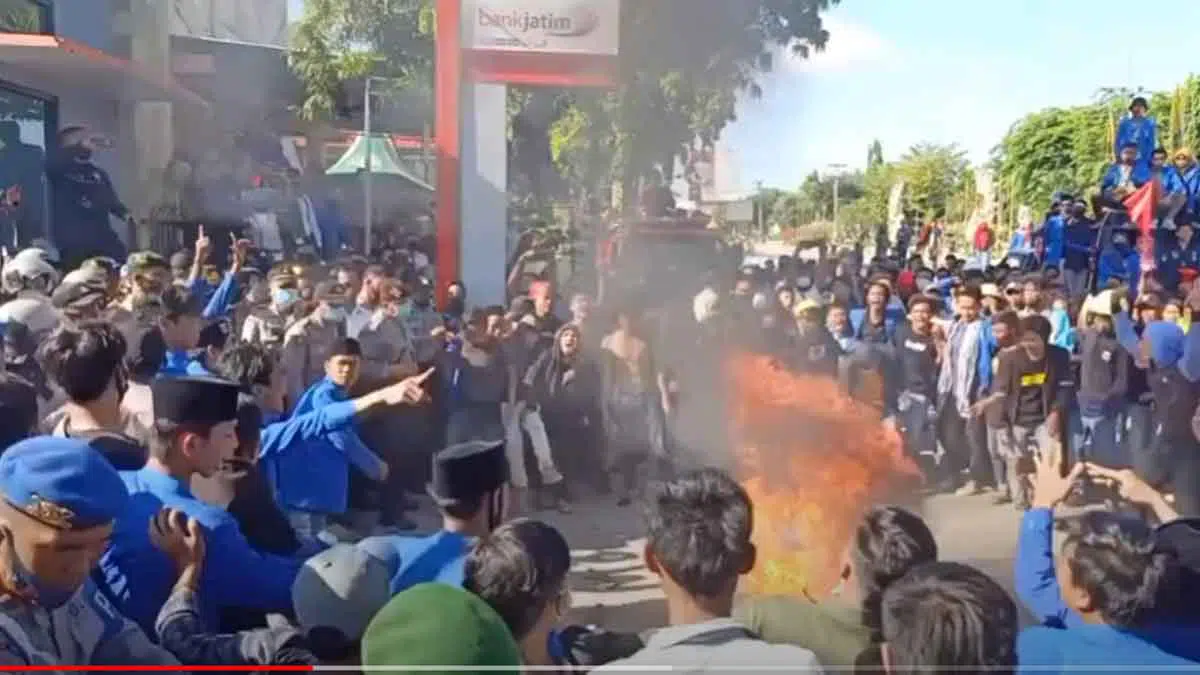 Sebelum Chaos, pendemo bakar ban bekas di pintu Utara Kantor DPRD Sumenep (@portalmadura.com)