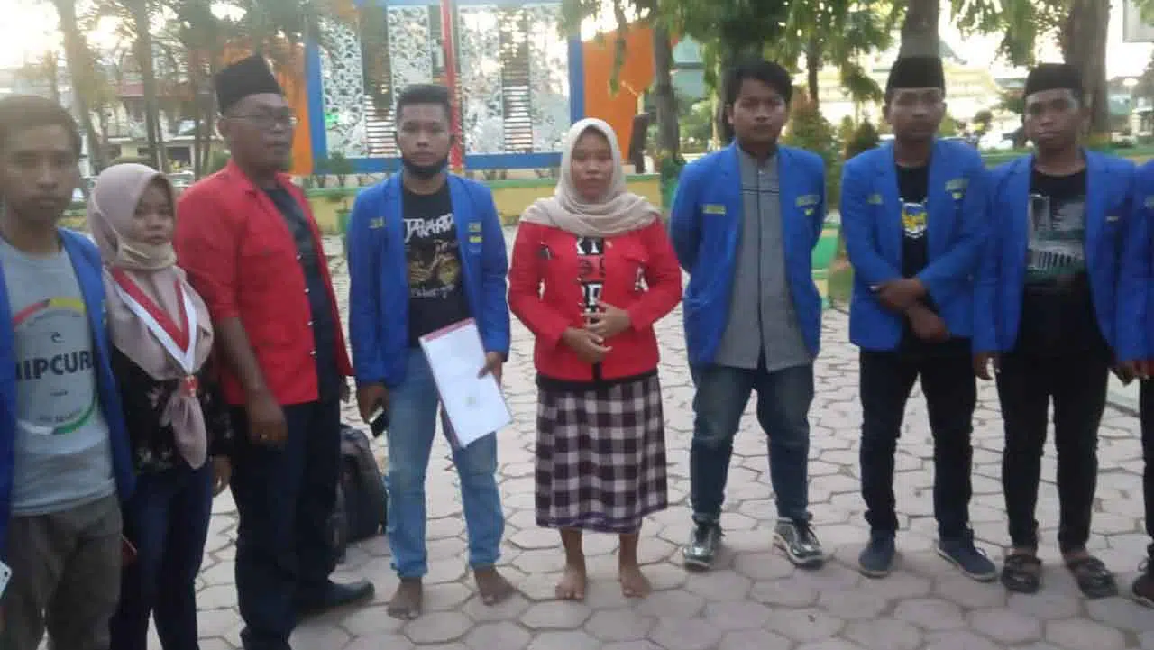 Konferensi pers aktivis PMII dan GMNI Sumenep pasca demo chaos di depan Kantor DPRD Sumenep (@portalmadura.com)