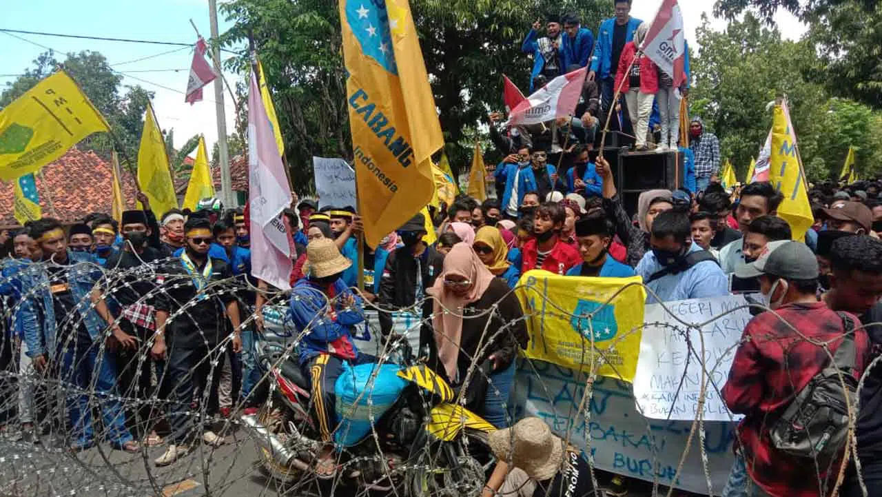 Aktivis PMII dan GMNI Sumenep demo PT Garam (Persero) Kalianget, Sumenep (@portalmadura.com)