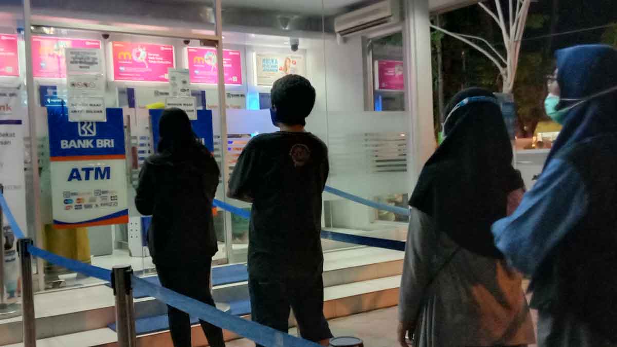 Aktivitas di BRI Pamekasan (Foto. Marzukiy @portalmadura.com)