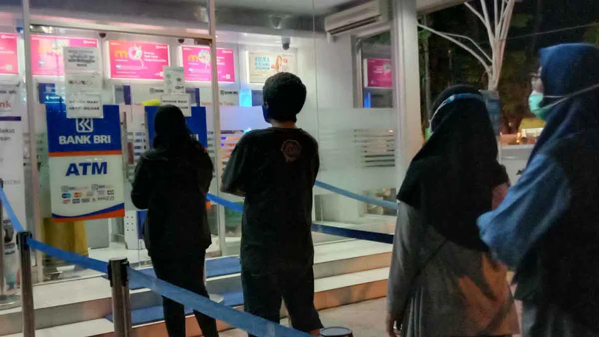 Aktivitas di BRI Pamekasan (Foto. Marzukiy @portalmadura.com)