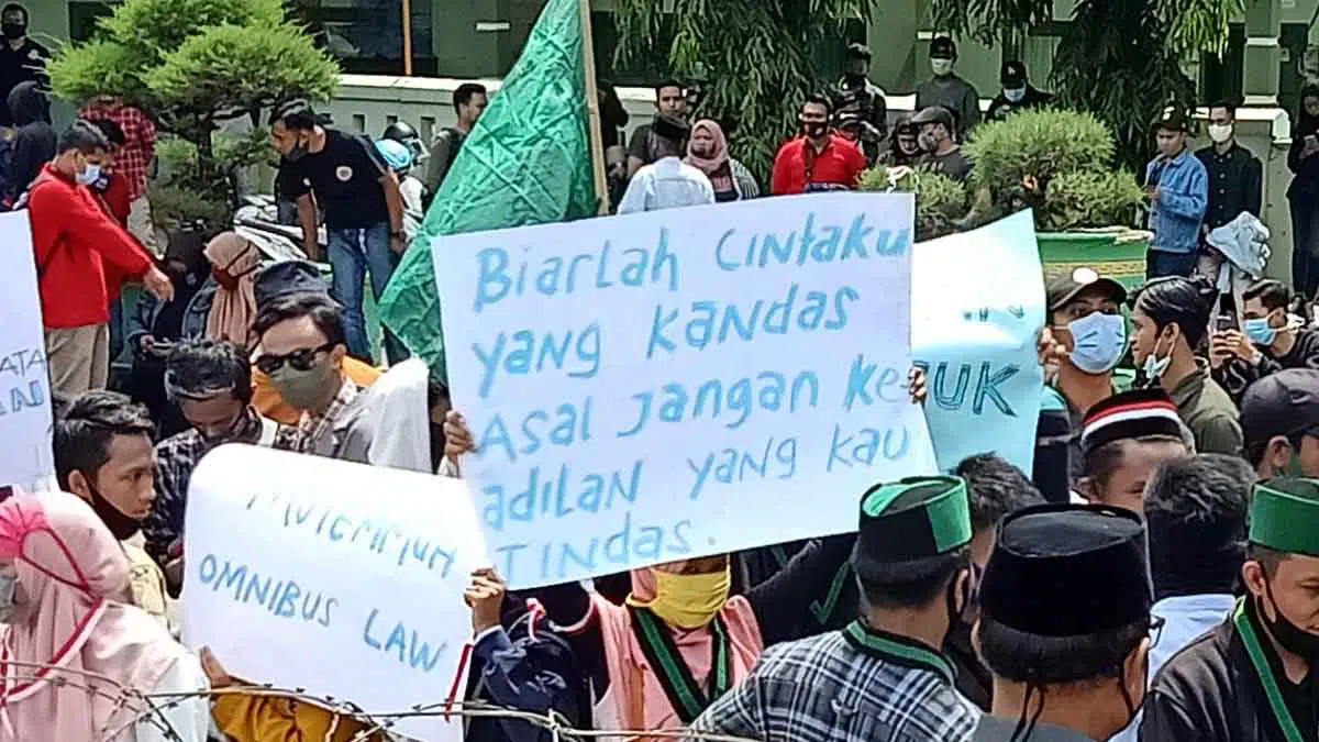 HMI Sumenep aksi tolak UU Cipta Kerja di depan Kantor DPRD Sumenep, Jl. Trunojoyo Sumenep (@portalmadura.com)
