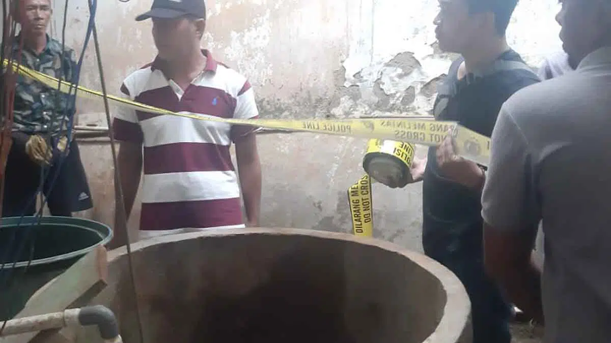 Petugas memasang garis polisi di tempat kejadian perkara (Polres Sumenep)