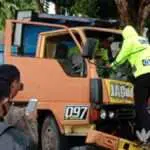Jalan Licin, Dump Truk Hantam Pohon Mahoni di Sumenep