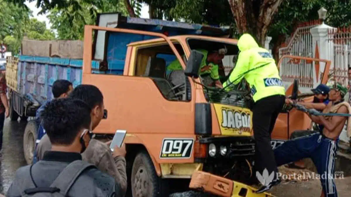 Jalan Licin, Dump Truk Hantam Pohon Mahoni di Sumenep