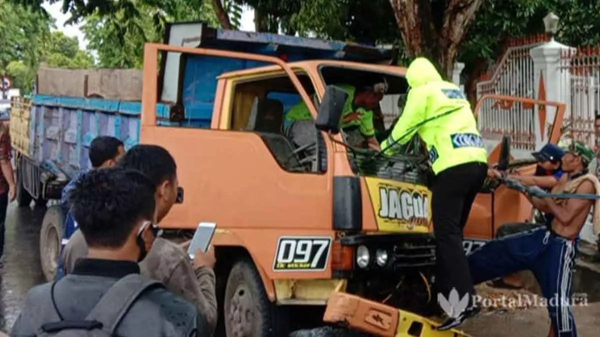 Jalan Licin, Dump Truk Hantam Pohon Mahoni di Sumenep