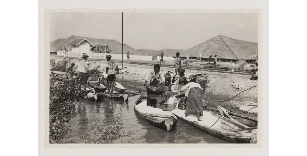 Foto- Aktivitas Produksi Garam Tahun 1930-An Di Sumenep - Portalmadura.com FOTO- Aktivitas Produksi Garam Tahun 1930-an di Sumenep