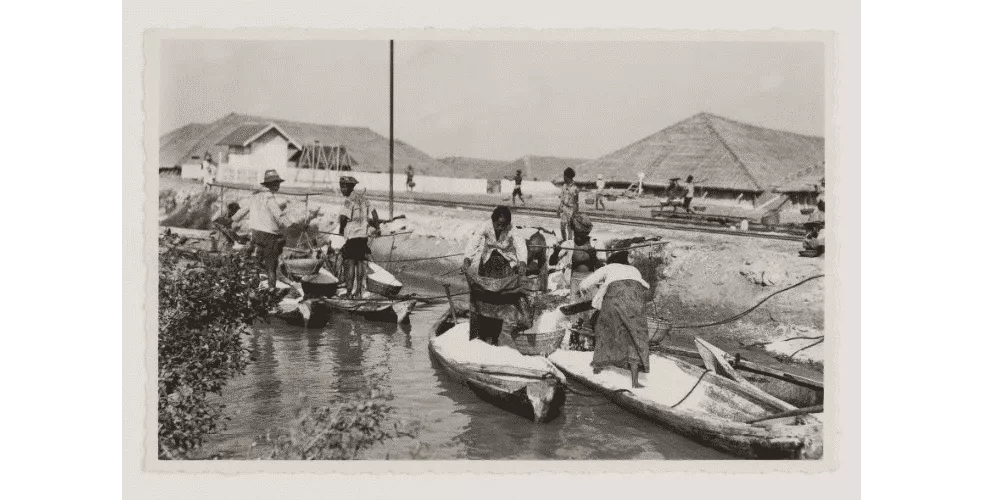 Foto- Aktivitas Produksi Garam Tahun 1930-An Di Sumenep - Portalmadura.com FOTO- Aktivitas Produksi Garam Tahun 1930-an di Sumenep