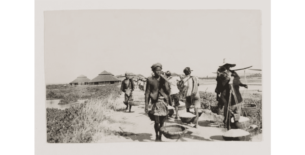 FOTO- Aktivitas Produksi Garam Tahun 1930-an di Sumenep 4 Garam dibawa ke gudang dengan keranjang