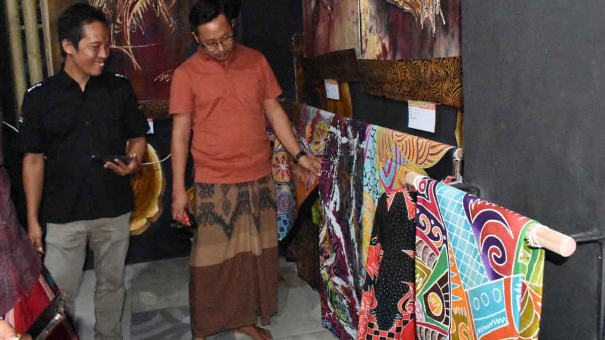 Gelar Pameran Lukisan, Seniman Sampang Launching Eduwisata Batik