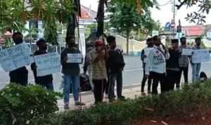 Geruduk Dewan, Warga Desa Pocong Tanyakan CSR PDAM Bangkalan