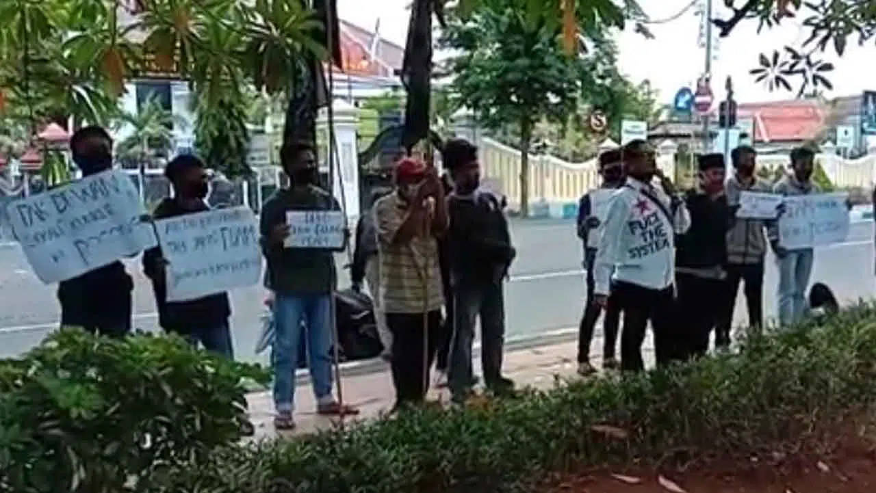 Warga Desa Pocong melakukan orasi di depan Kantor DPRD Bangkalan (M Saed @portalmadura.com)