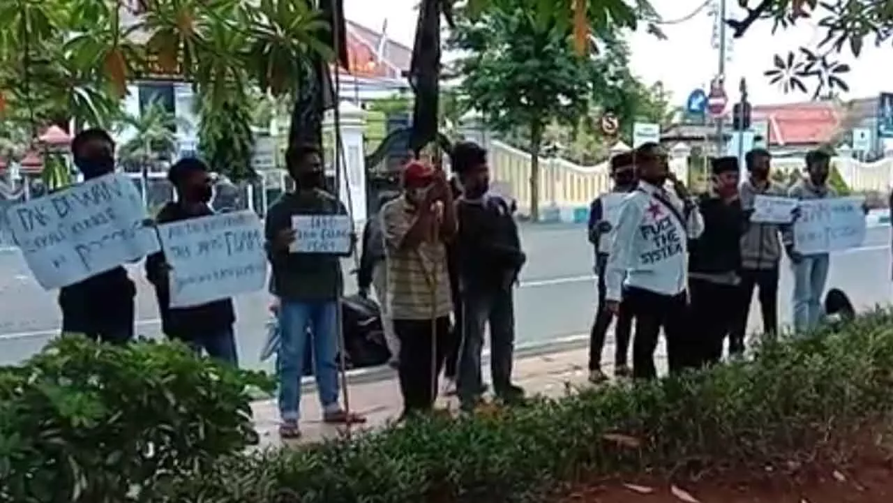 Geruduk Dewan, Warga Desa Pocong Tanyakan CSR PDAM Bangkalan