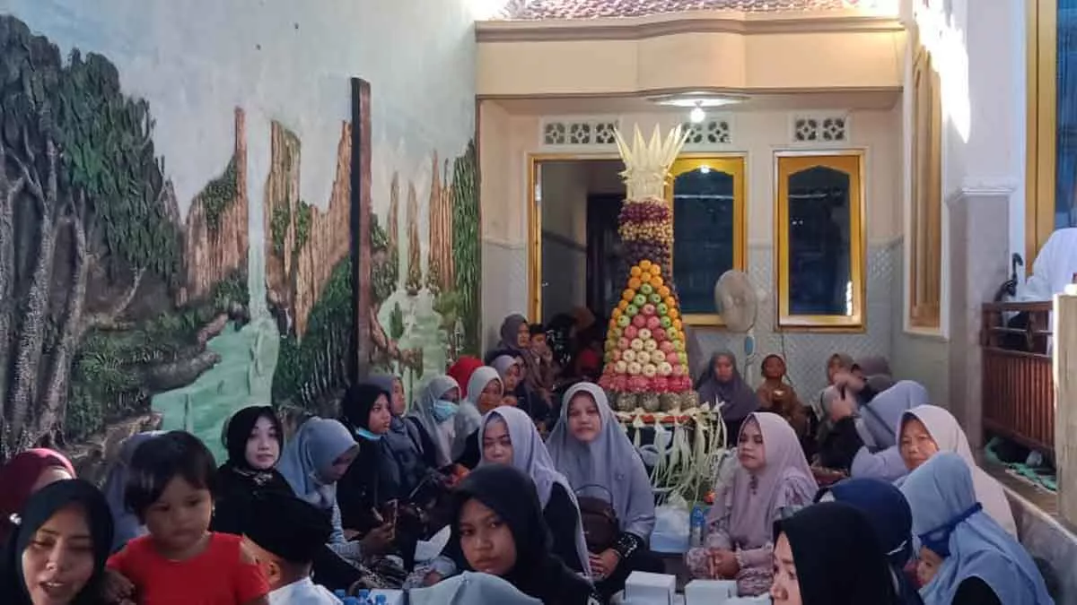 Gunungan Buah Warnai Perayaan Maulid Nabi di LBH Achmad Madani Putra