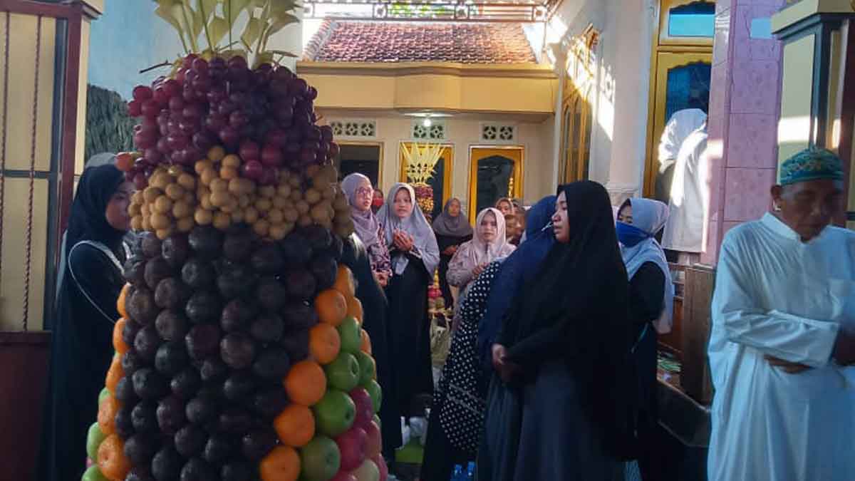 Berbagai jenis buah, seperti apel, salak, anggur, lengkeng, pir, dan nanas disusun rapi seperti gunungan buah. (@portalmadura.com)
