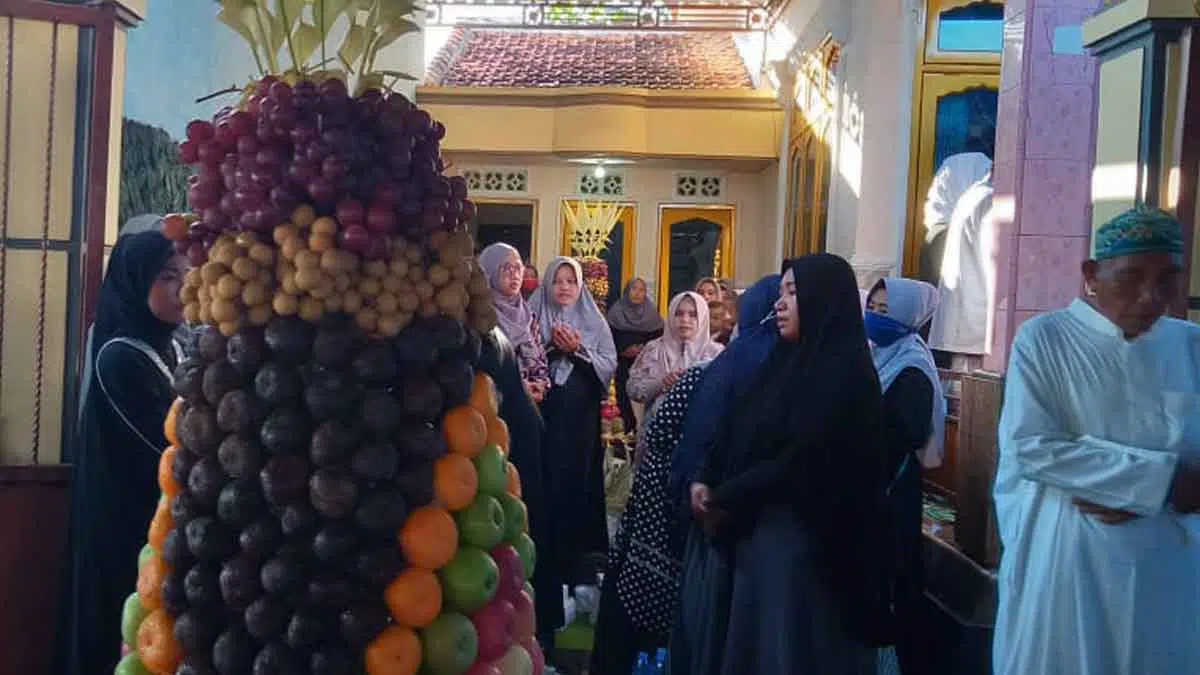 Gunungan Buah Warnai Perayaan Maulid Nabi Di Lbh Achmad Madani Putra - Portalmadura.com Berbagai jenis buah, seperti apel, salak, anggur, lengkeng, pir, dan nanas disusun rapi seperti gunungan buah. (@portalmadura.com)