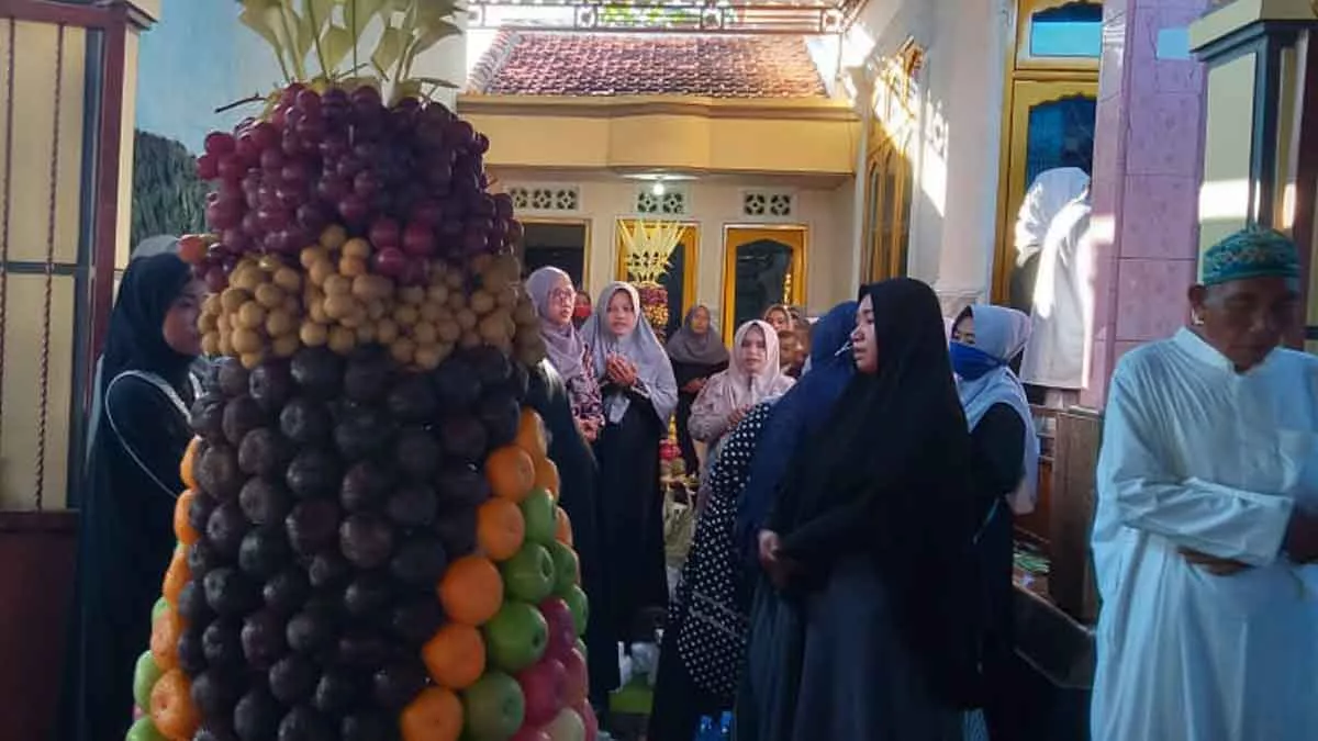 Gunungan Buah Warnai Perayaan Maulid Nabi Di Lbh Achmad Madani Putra - Portalmadura.com Berbagai jenis buah, seperti apel, salak, anggur, lengkeng, pir, dan nanas disusun rapi seperti gunungan buah. (@portalmadura.com)
