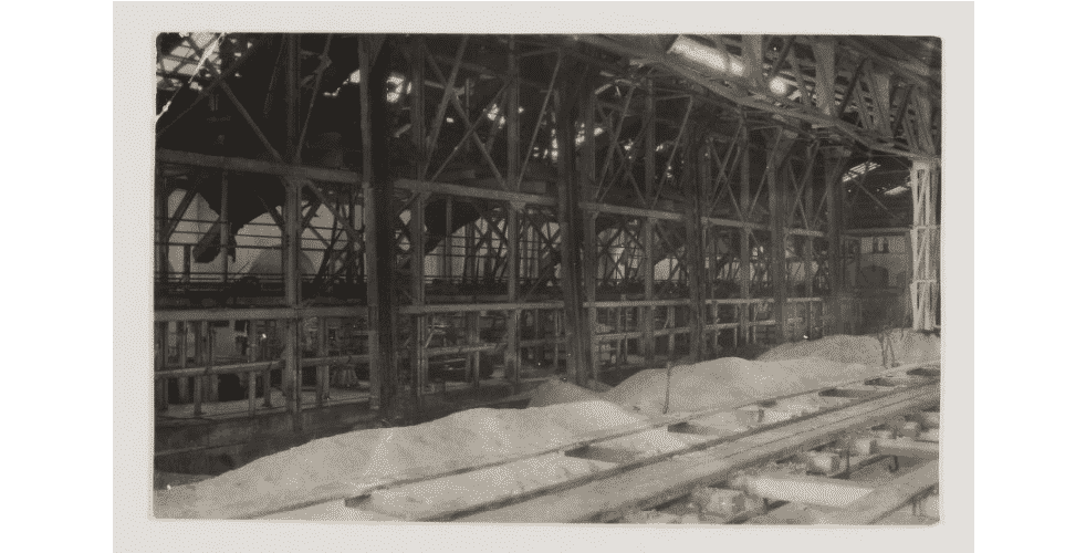 FOTO- Aktivitas Produksi Garam Tahun 1930-an di Sumenep 7 Interior pabrik