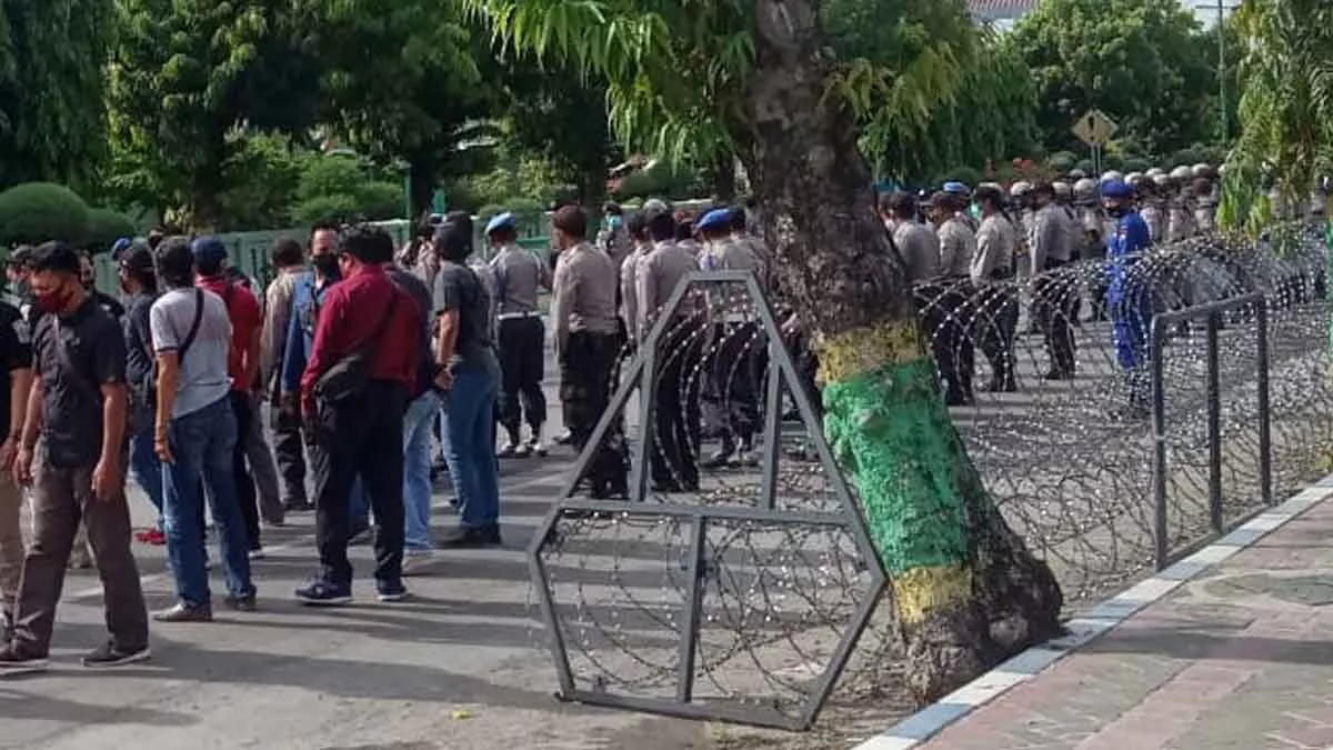 Polisi Pasang Kawat Berduri di Depan DPRD Sumenep (@portalmadura.com)