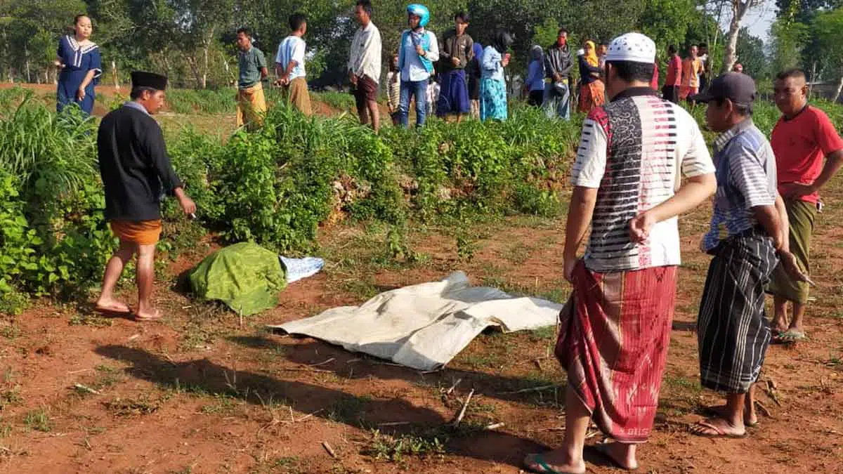 Sebelum dievakuasi. Seorang kakek berumur 77 tahun, Asradin, ditemukan tewas membusuk, pukul 06.30 WIB, Rabu (28/10/2020).(Polres Sumenep)