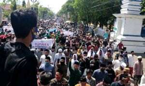 Massa yang mengatasnamakan Himpunan Alumni Karang Durin (Himaka), Pondok Pesantren Miftahul Ulum Karang Durin, Desa Tlambah, Kecamatan Karang Penang, Kabupaten Sampang (Rafi @portalmadura.com)