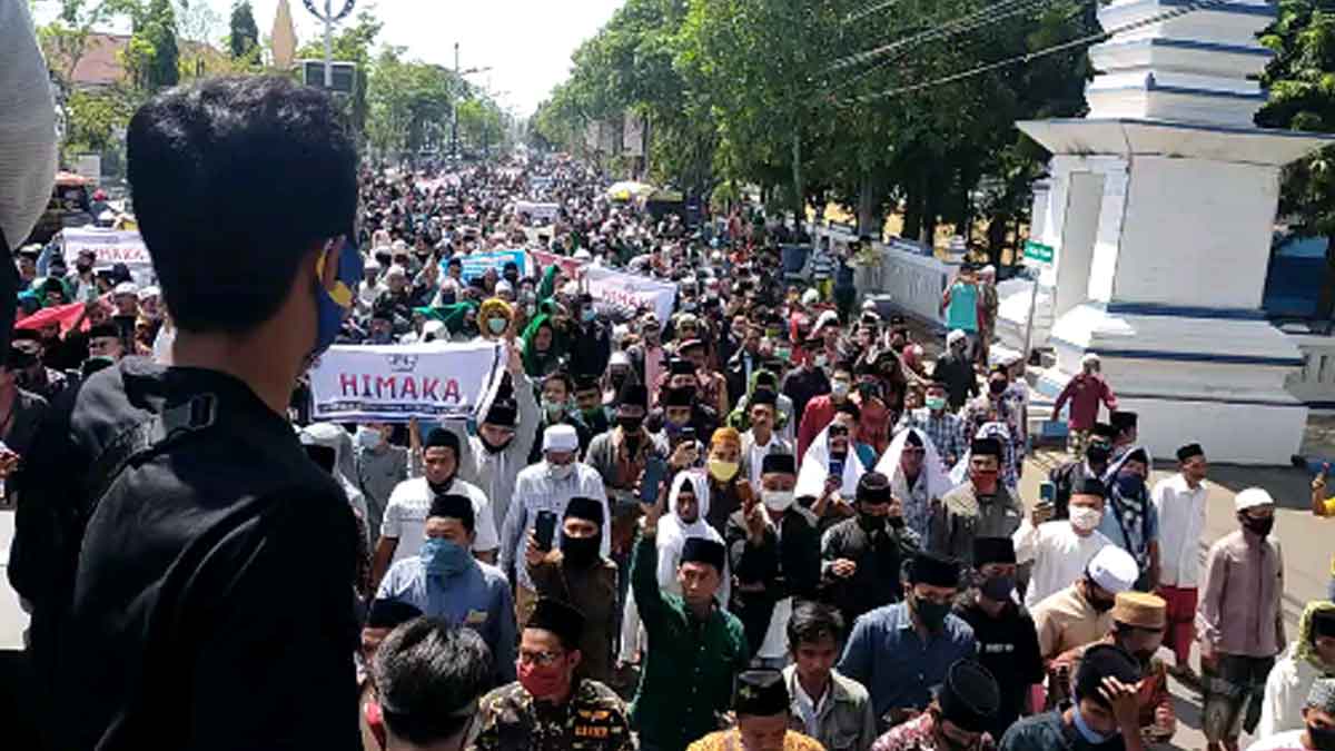 Massa yang mengatasnamakan Himpunan Alumni Karang Durin (Himaka), Pondok Pesantren Miftahul Ulum Karang Durin, Desa Tlambah, Kecamatan Karang Penang, Kabupaten Sampang (Rafi @portalmadura.com)