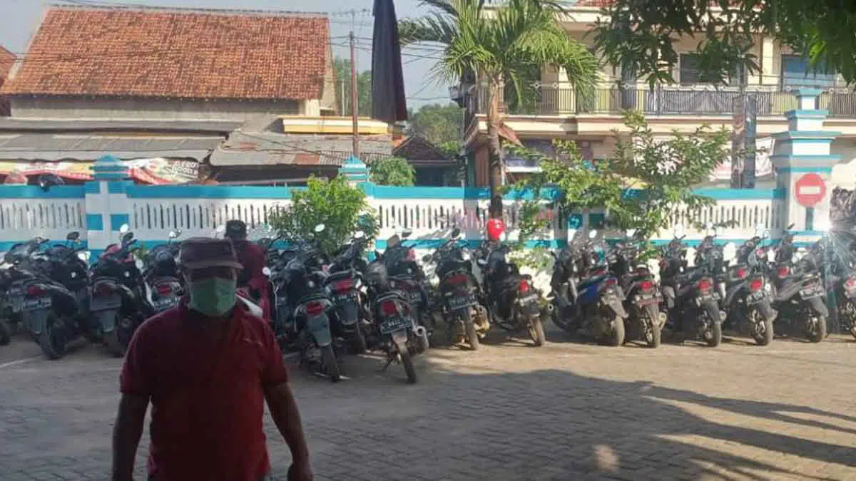 Keberadaan Parkir liar di halaman Pusat Kesehatan Masyarakat (Puskesmas) Kedungdung, Kabupaten Sampang. (Foto. Rafi @portalmadura.com)