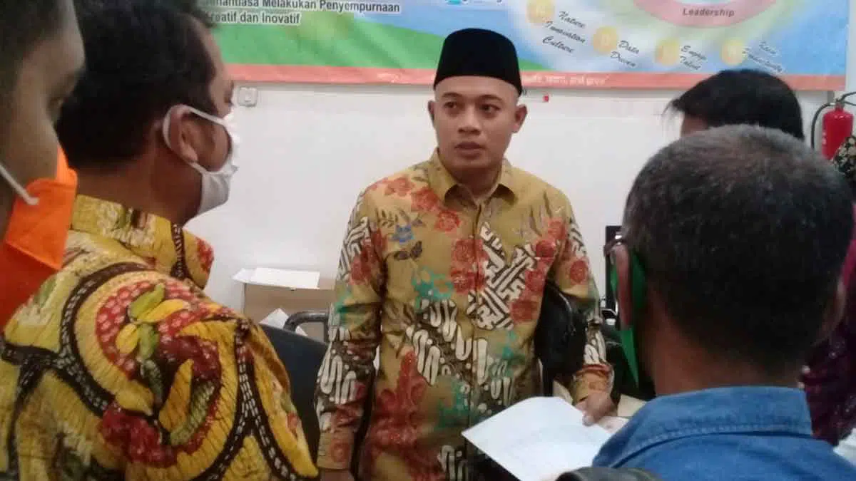 Sidak anggota DPRD Sampang di salah satu bank BUMN (Rafi @portalmadura.com)