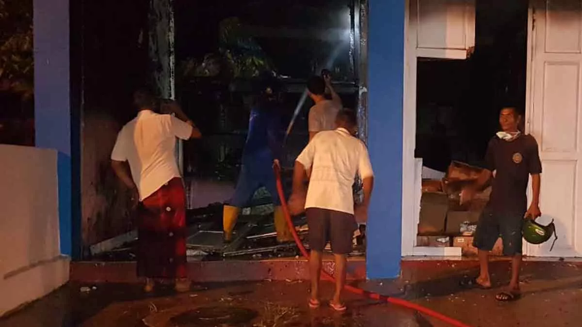 Kebakaran Landa Toko Plastik di Sampang