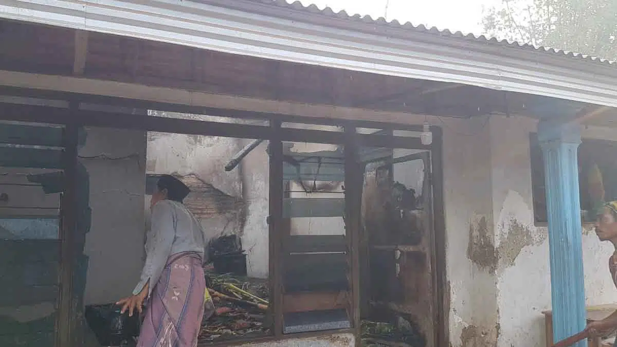Rumah milik warga Sampang dilanda kebakaran (Rafi @portalmadura.com)