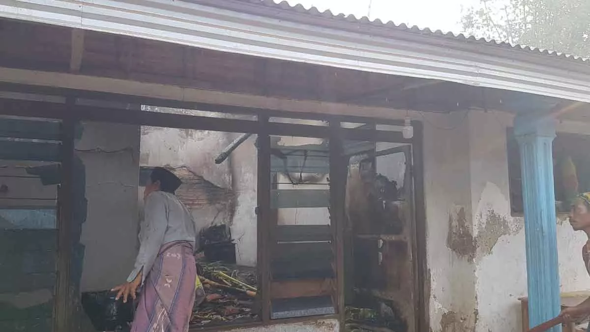 Kebakaran Landa Rumah Warga Sampang, Motor Jadi Arang