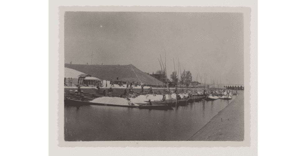 FOTO- Aktivitas Produksi Garam Tahun 1930-an di Sumenep 8 Kedatangan proa yang sarat garam di gudang gudang