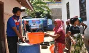 Kekeringan Landa Sampang, PWS Salurkan Air Bersih
