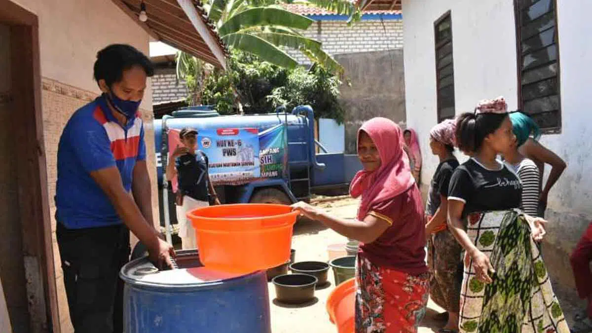 Kekeringan Landa Sampang, PWS Salurkan Air Bersih