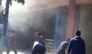 Kepulan asap menyelimuti Swalayan El-Malik Sumenep (@portalmadura.com)