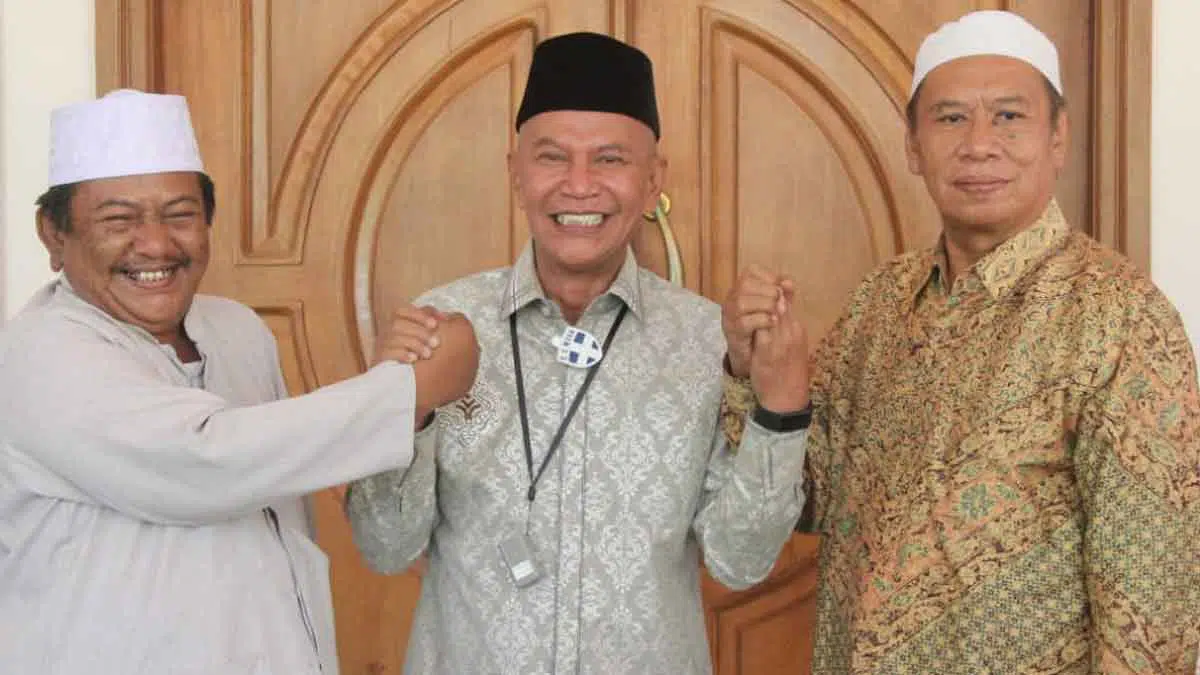 Ketua Banggar DPR RI MH Said Abdullah saat bersilaturahmi dengan Kiai Ramdlan dan Kiai Ilyasi Siraj (@portalmadura.com)