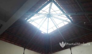 Atap Utama Tempat Makan di Pasar Srimangunan Dibiarkan Bocor