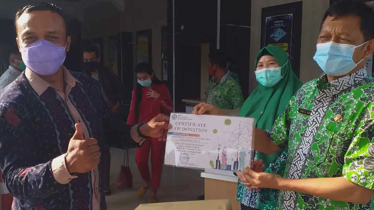 Konferwil II AMSI Jatim, AMSI-EMCL Serahkan APD Bagi Nakes Tuban-Bojonegoro