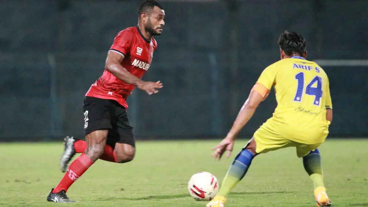 Madura United Melakukan Laga Uji Coba Melawan PSG di Stadion Gelora Bangkalan, Madura, Jawa Timur. (Foto: Marzukiy @PortalMadura.Com)