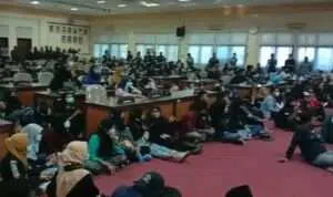 Massa aksi di Gedung DPRD Bangkalan (M Saed @portalmadura.com)