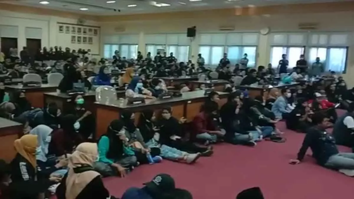 Mahasiswa Desak Vidcon dengan Puan Maharani & Presiden Jokowi di DPRD Bangkalan