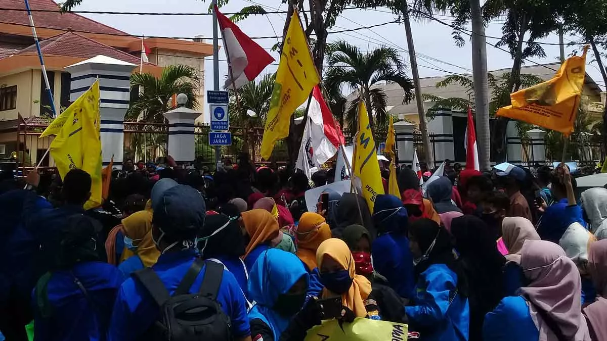 Mahasiswa Sampang Aksi Tolak UU Cipta Kerja di Gedung Dewan
