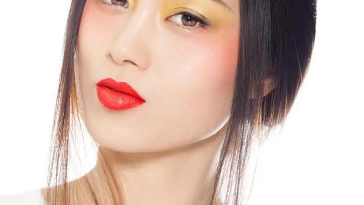 Ladies, Ekspresikan Kepribadian Anda dengan 3 Tren Makeup Colorful Ini