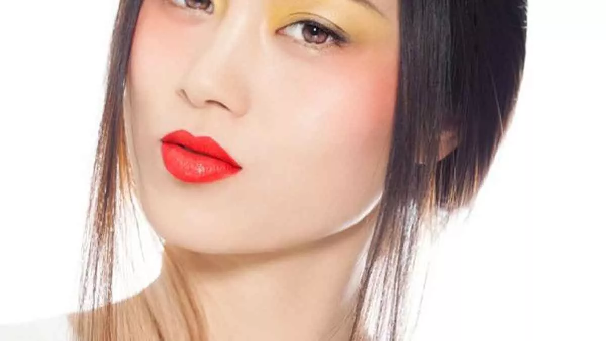 Ladies, Ekspresikan Kepribadian Anda dengan 3 Tren Makeup Colorful Ini